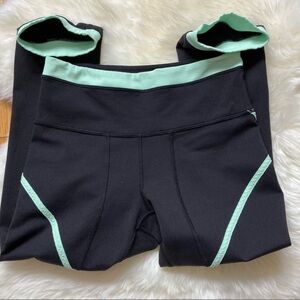 Lululemon Athletica Roll Out Crop Size 4 Black and Mint Green Athletic Leggings